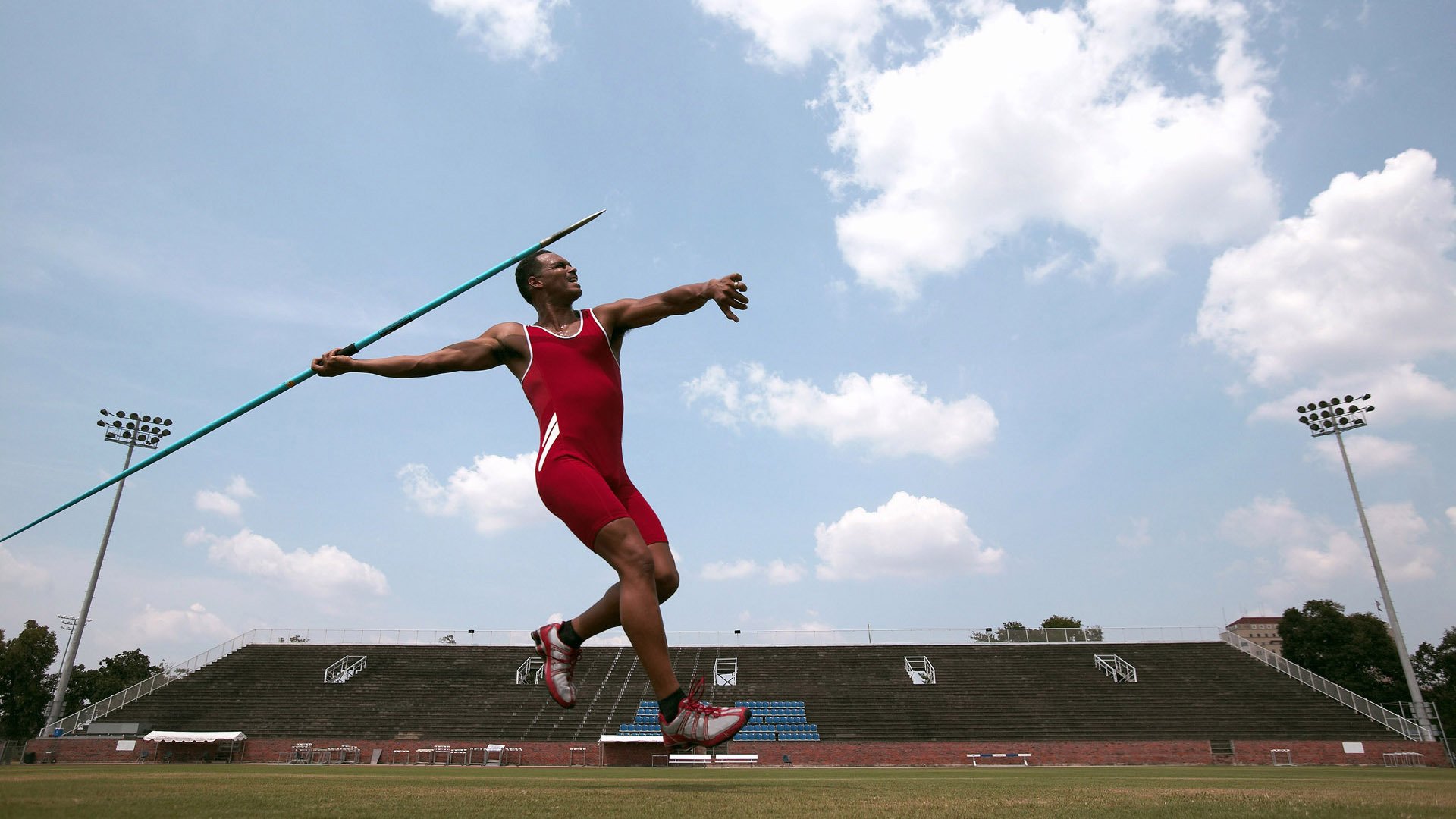 “激烈追逐：车队之间的巅峰对决”，激烈的追逐英语