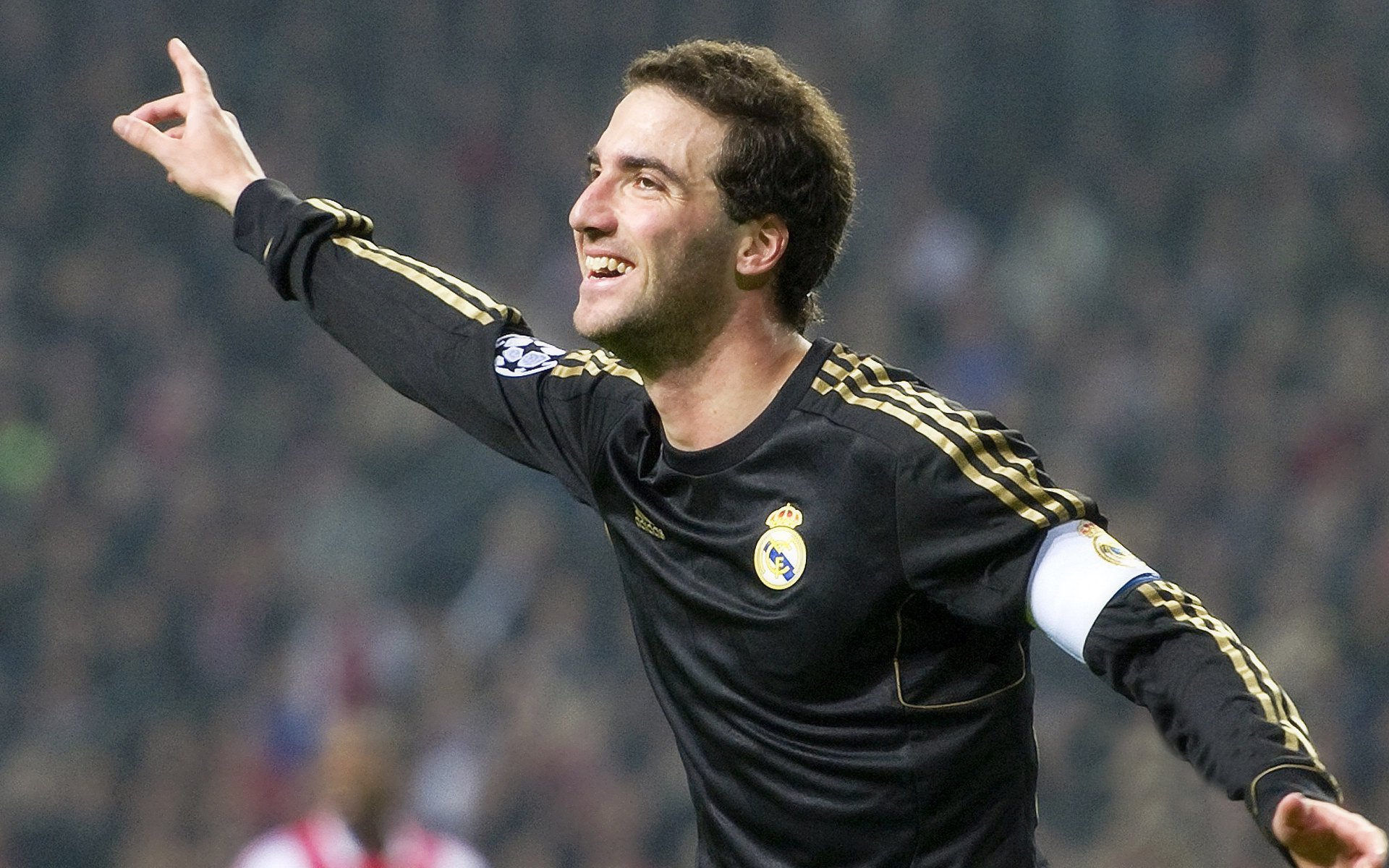 “激烈追逐：车队之间的巅峰对决”，激烈的追逐英语